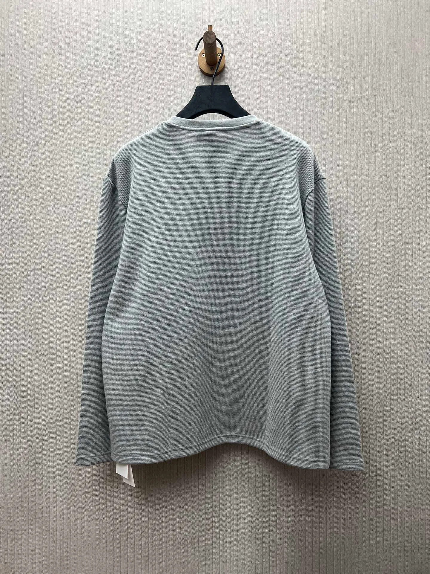 🅿️430 Crow Heart 25SS Sanskrit Henley Collar Waffle Sweatshirt. The fabric is made of 350g cotton waffle double-layer material before washing. Same style for men and women. Size: S.M.L